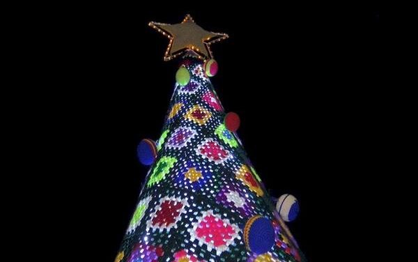 Ζάκυνθος: Αυτό το τεράστιο πλεκτό χριστουγεννιάτικο δέντρο φτιάχνεται από το καλοκαίρι