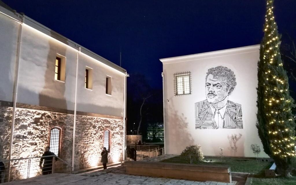 Τρίκαλα: Ένα εντυπωσιακό και πελώριο ψηφιδωτό του Τσιτσάνη κοσμεί πλέον το μουσείο του μεγάλου συνθέτη