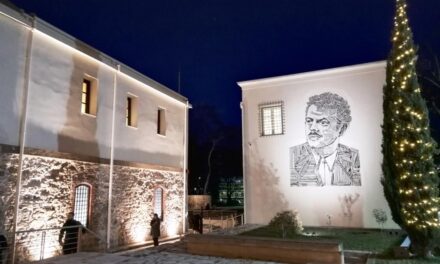 Τρίκαλα: Ένα εντυπωσιακό και πελώριο ψηφιδωτό του Τσιτσάνη κοσμεί πλέον το μουσείο του μεγάλου συνθέτη