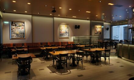 Στο εστιατόριο “Αθηναϊκόν” η πόλη βρίσκει το σπίτι της