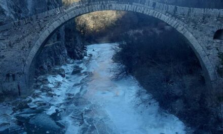 Μοναδικές εικόνες: Πάγωσε το ποτάμι στο Ζαγόρι