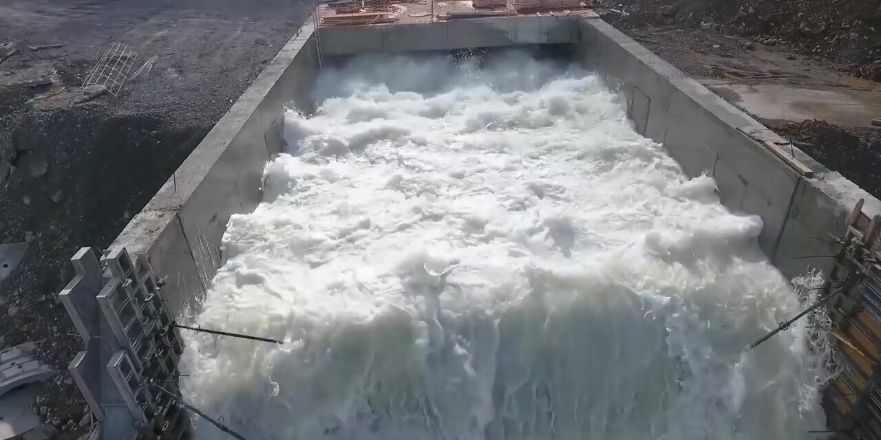 Κρήτη: Η στιγμή της απελευθέρωσης δεκάδων τόνων νερού στο φράγμα Αποσελέμη