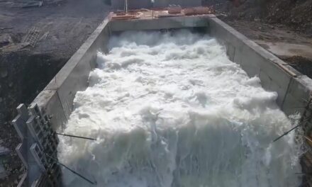 Κρήτη: Η στιγμή της απελευθέρωσης δεκάδων τόνων νερού στο φράγμα Αποσελέμη