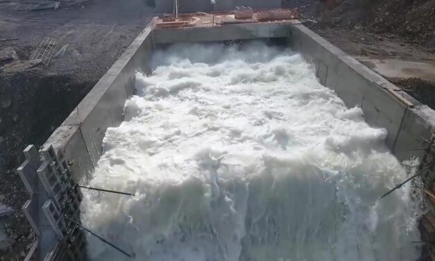 Κρήτη: Η στιγμή της απελευθέρωσης δεκάδων τόνων νερού στο φράγμα Αποσελέμη