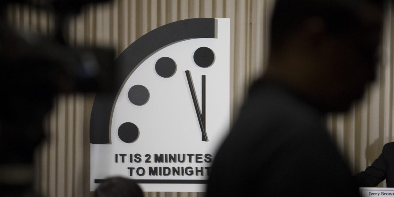 “Ρολόι της Αποκάλυψης”: Απομένουν λιγότερα από 2 λεπτά ως τα μεσάνυχτα