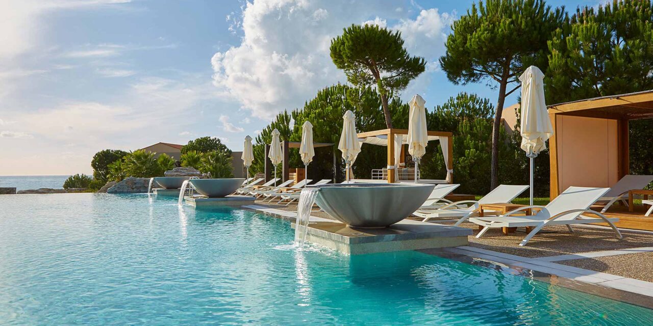 H Costa Navarino υποδέχεται τη νέα σεζόν