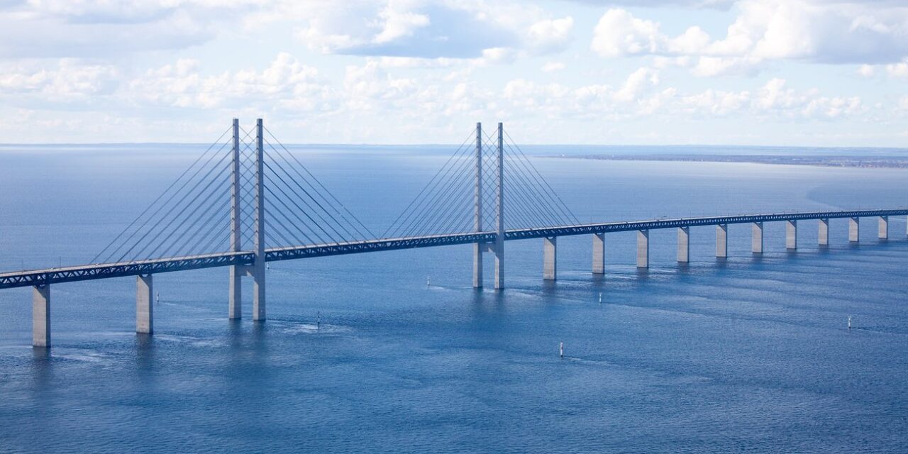 Βάφουν τη γέφυρα που συνδέει τη Δανία με τη Σουηδία – Δείτε πόσα χρόνια θα χρειαστούν!