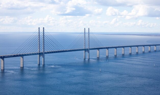 Βάφουν τη γέφυρα που συνδέει τη Δανία με τη Σουηδία – Δείτε πόσα χρόνια θα χρειαστούν!