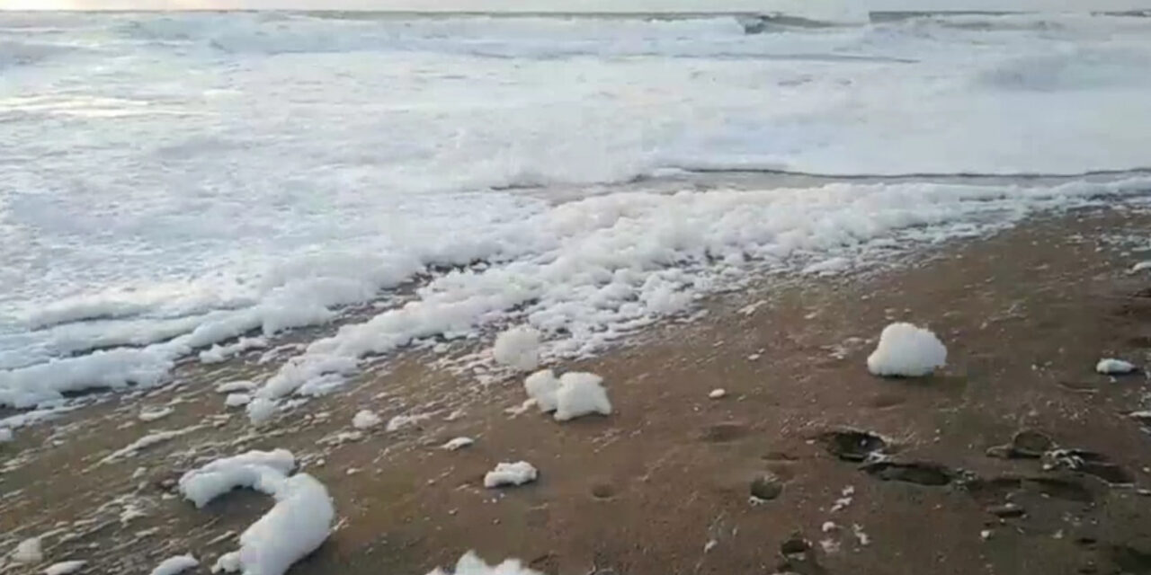 “Cappuccino coast”: Ένα σπάνιο φαινόμενο στην Ισπανία – Η θάλασσα ξέβρασε αφρό και πλημμύρισε θέρετρο