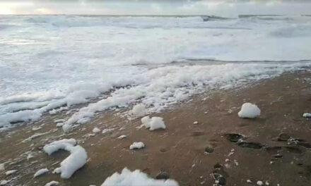 “Cappuccino coast”: Ένα σπάνιο φαινόμενο στην Ισπανία – Η θάλασσα ξέβρασε αφρό και πλημμύρισε θέρετρο