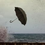 Καιρός: Θυελλώδεις άνεμοι και καταιγίδες σήμερα – Πέφτει η θερμοκρασία