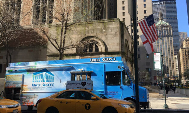 Νέα Υόρκη: Η ελληνική καντίνα που κάνει θραύση – Ουρές για κολοκυθοκεφτέδες και σουβλάκια!