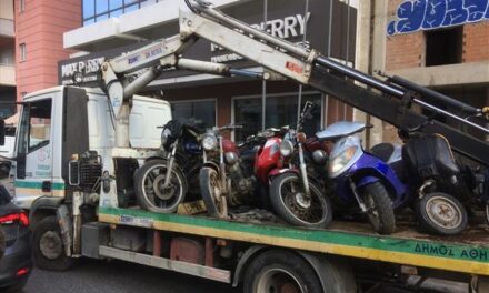 Ο Δήμος Αθηναίων μαζεύει εγκαταλελειμμένα δίκυκλα από τους δρόμους