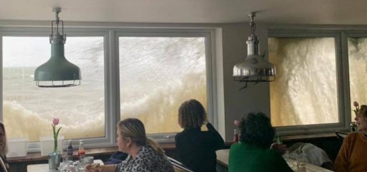 Κύματα «χτυπάνε» εστιατόριο στη Βρετανία – Εγκλωβισμένοι πελάτες (video)