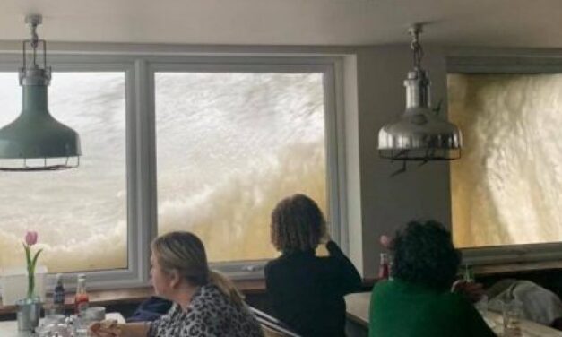 Κύματα «χτυπάνε» εστιατόριο στη Βρετανία – Εγκλωβισμένοι πελάτες (video)