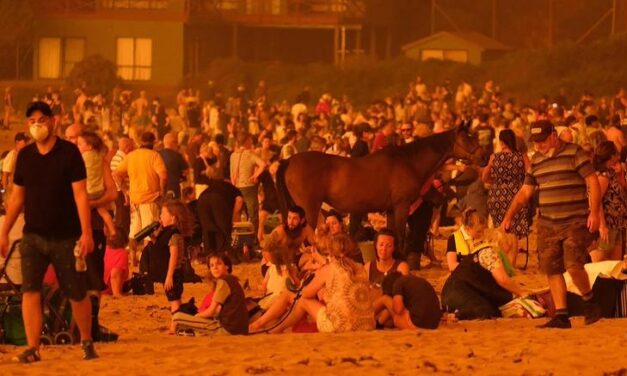 Αυστραλία: Εγκλωβισμένοι σε παραλία περιμένουν να σωθούν από τις φωτιές- Σοκαριστικές εικόνες