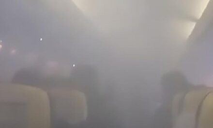 Πτήση του τρόμου: Η στιγμή που καμπίνα γεμίζει καπνούς αμέσως μετά την απογείωση