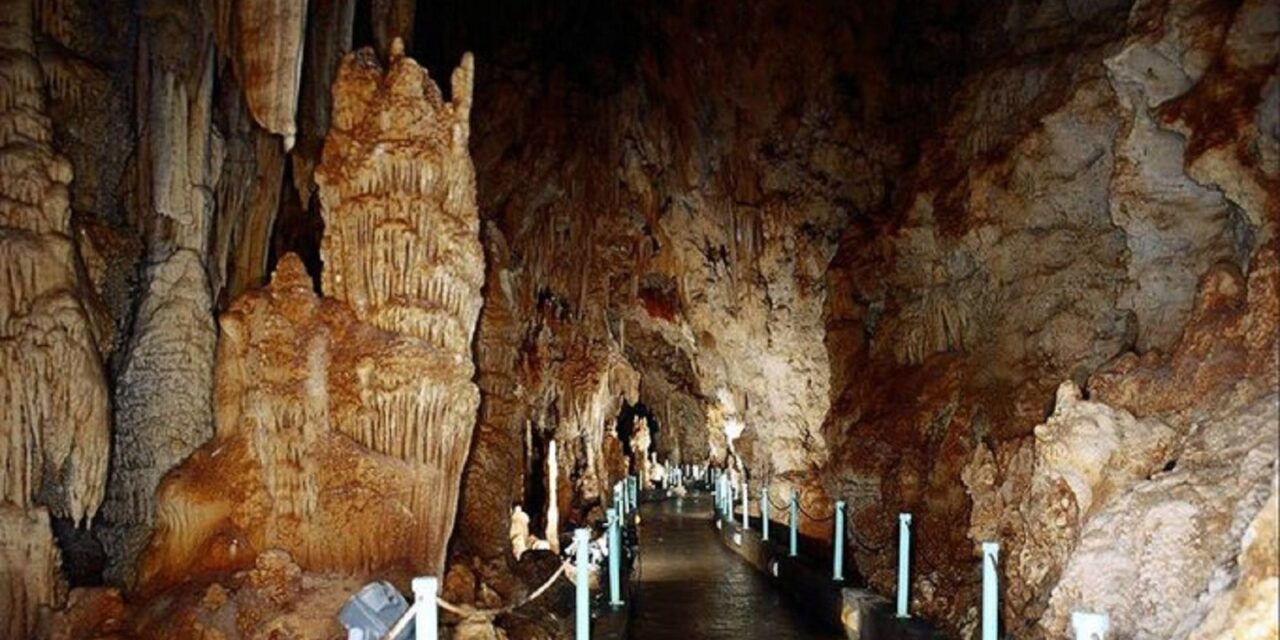 Ρομποτ που θα μιλάει 40 γλώσσες θα κάνει ξεναγήσεις σε σπήλαιο – Δείτε που