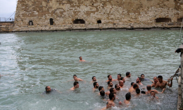 Θεοφάνεια στο Ηράκλειο: Aψήφησαν το κρύο και τους θυελλώδεις ανέμους (βίντεο)