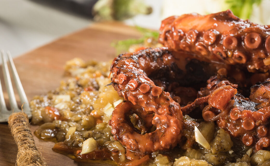 Χταπόδι με πουρέ μελιτζάνας για να κάνετε την διαφορά