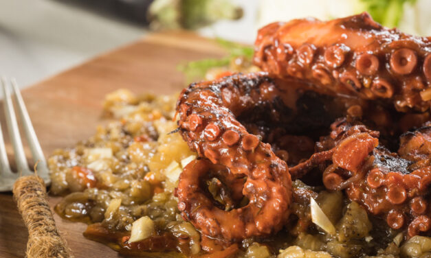 Χταπόδι με πουρέ μελιτζάνας για να κάνετε την διαφορά