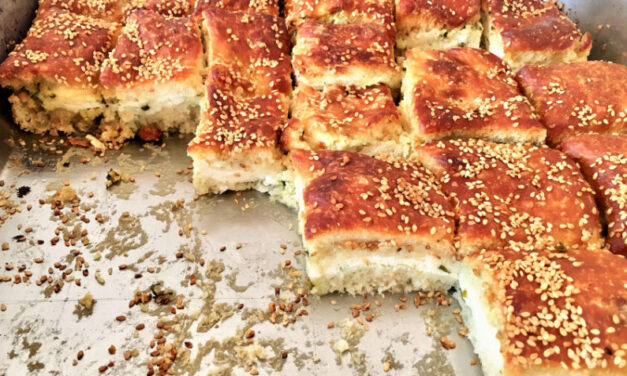 Νόστιμη, σουσαμένια μυζηθρόπιτα από τη Μήλο