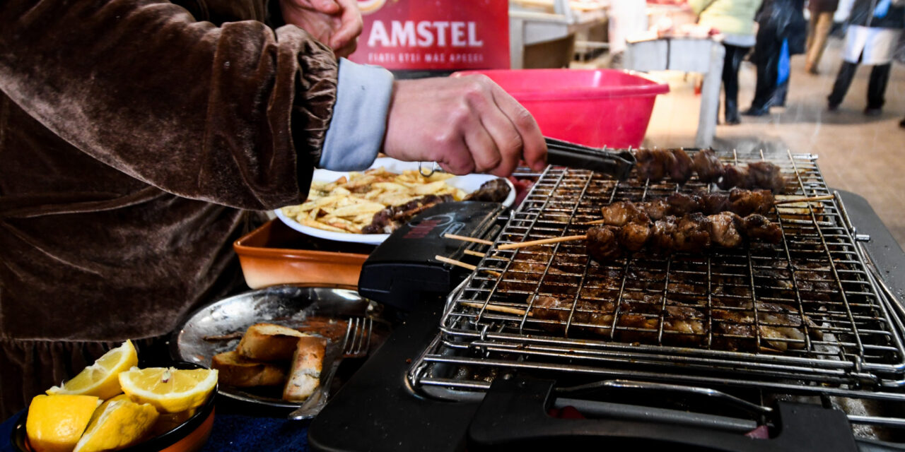 Η Αθήνα τσικνίζει στη Βαρβάκειο: Ψητά σουβλάκια, παϊδάκια και τραγούδι