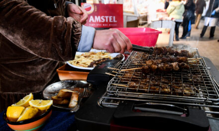 Η Αθήνα τσικνίζει στη Βαρβάκειο: Ψητά σουβλάκια, παϊδάκια και τραγούδι