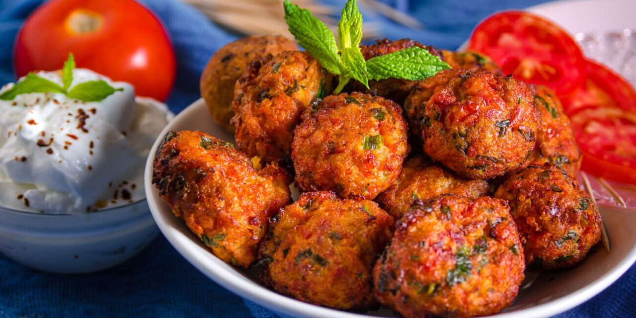 Λαχταριστοί, αφράτοι ντοματοκεφτέδες από τη Σαντορίνη