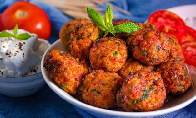 Λαχταριστοί, αφράτοι ντοματοκεφτέδες από τη Σαντορίνη