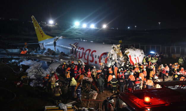 Αεροπορικό δυστύχημα στην Κωνσταντινούπολη με 3 νεκρούς: Αεροπλάνο “κόπηκε” στα τρία