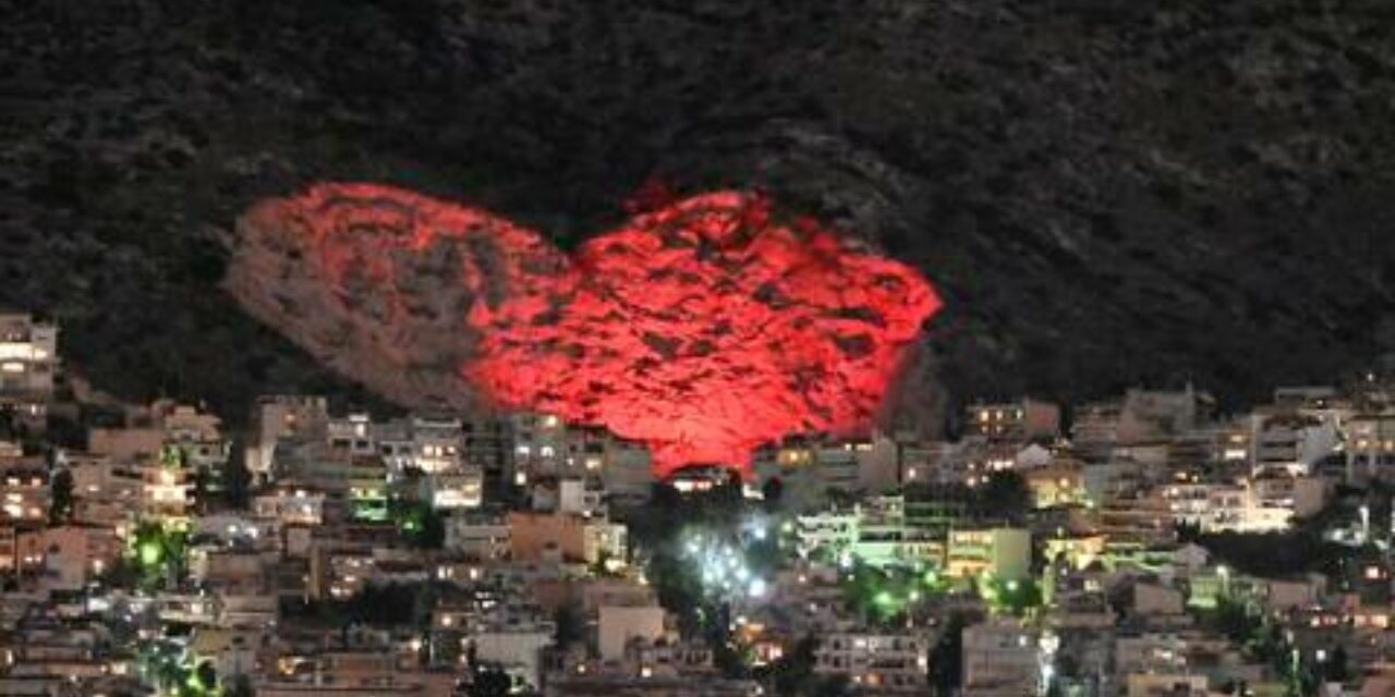Χαϊδάρι: Φωτίστηκε και φέτος η μεγαλύτερη καρδιά της Ευρώπης
