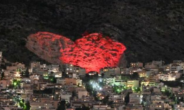Χαϊδάρι: Φωτίστηκε και φέτος η μεγαλύτερη καρδιά της Ευρώπης