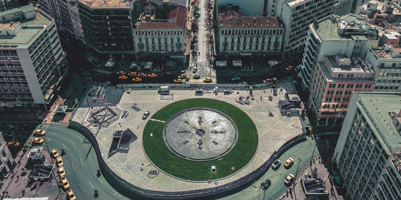 Η πλατεία Ομονοίας το βράδυ: H εντυπωσιακή φωτογραφία και η ανάρτηση του Μπακογιάννη