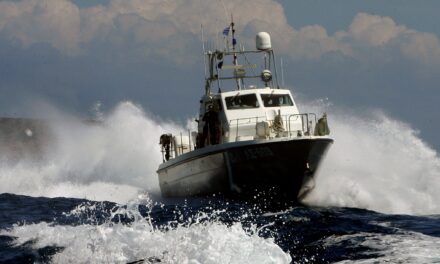 Άνδρος: Το πρώτο «πρόστιμο» σε κωπηλάτη που αγνόησε την κακοκαιρία