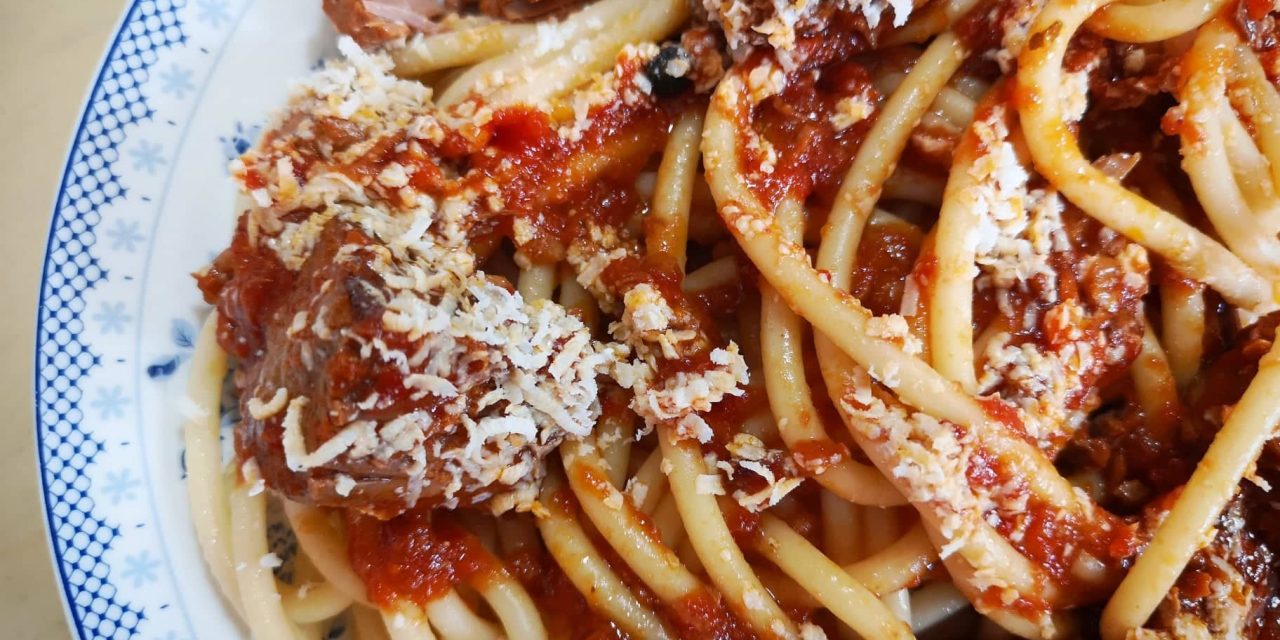 Συνταγή για αυθεντική παστιτσάδα με άρωμα… Ιονίου