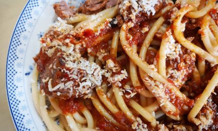 Συνταγή για αυθεντική παστιτσάδα με άρωμα… Ιονίου