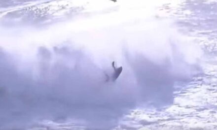 Βίντεο που κόβει την ανάσα: Κύμα «καταπίνει» σέρφερ στην Πορτογαλία