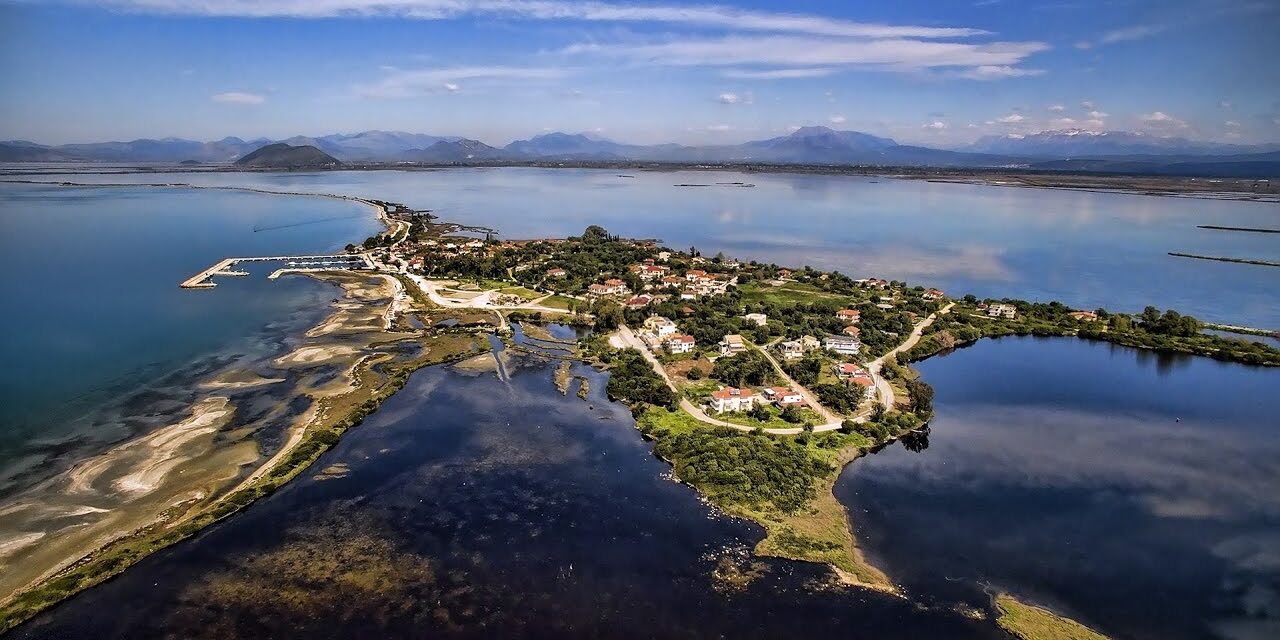 Το πανέμορφο ψαροχώρι που δε θυμίζει Ελλάδα – Συνδέεται με τη στεριά με μια λωρίδα γης