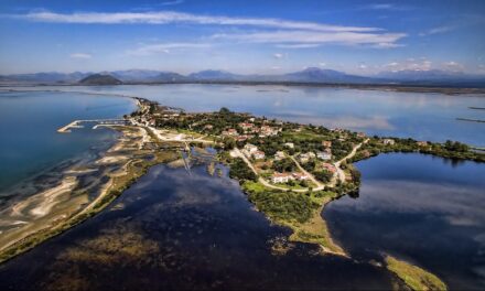 Το πανέμορφο ψαροχώρι που δε θυμίζει Ελλάδα – Συνδέεται με τη στεριά με μια λωρίδα γης