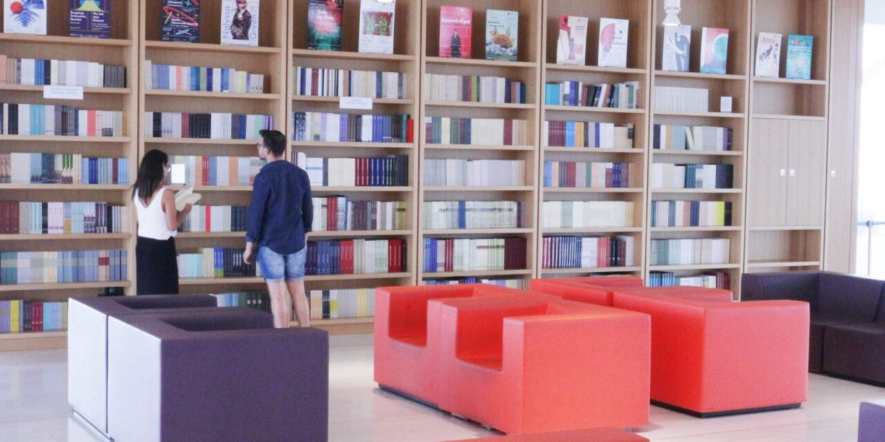 Ο Φάρος του ΚΠΙΣΝ γεμίζει βιβλία – Διαβάστε με θέα από την Ακρόπολη ως το Σαρωνικό