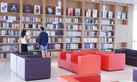 Ο Φάρος του ΚΠΙΣΝ γεμίζει βιβλία – Διαβάστε με θέα από την Ακρόπολη ως το Σαρωνικό