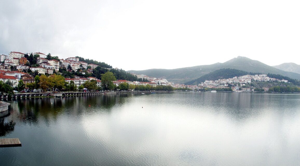 Ξεπάγωσε η λίμνη της Καστοριάς – Απόκοσμο θέαμα αντίκρισαν οι κάτοικοι