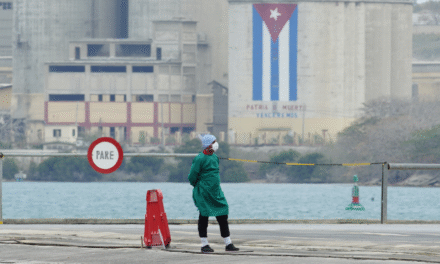 Κορωνοϊός: Φοιτητές Ιατρικής στην Κούβα εξετάζουν πόρτα – πόρτα