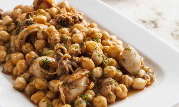 Πεντανόστιμες σουπιές με ρεβίθια από τη Σκύρο