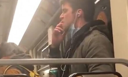 Πανικός στο μετρό των Βρυξελλών: Νεαρός έγλειφε τα χέρια του και τα σκούπιζε… στη χειρολαβή!