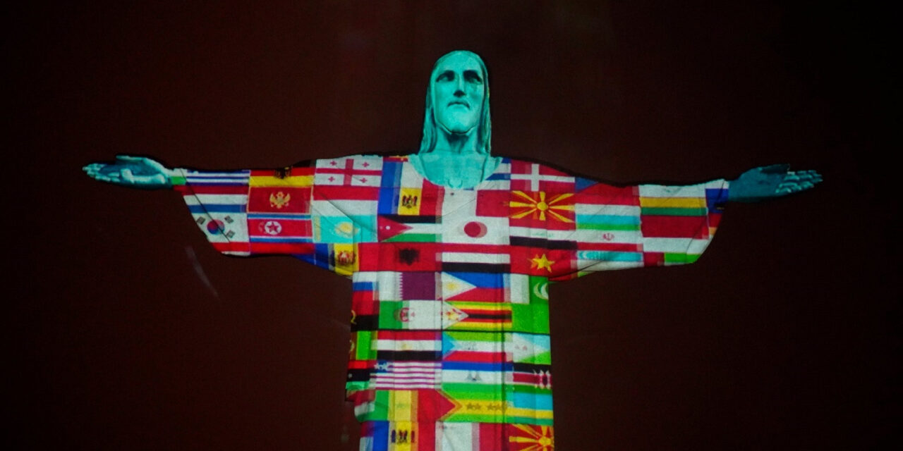 Βραζιλία: Το άγαλμα του Χριστού στο Ρίο φωτίστηκε με σημαίες χωρών που έχουν πληγεί από τον κορωνοϊό