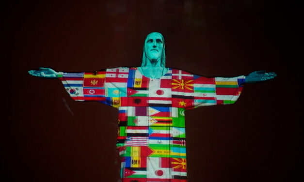 Βραζιλία: Το άγαλμα του Χριστού στο Ρίο φωτίστηκε με σημαίες χωρών που έχουν πληγεί από τον κορωνοϊό