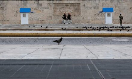 25ης Μαρτίου στην άδεια Αθήνα: Λιτός ο εορτασμός με πτήσεις μαχητικών και κατάθεση στεφάνου