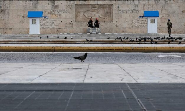 25ης Μαρτίου στην άδεια Αθήνα: Λιτός ο εορτασμός με πτήσεις μαχητικών και κατάθεση στεφάνου